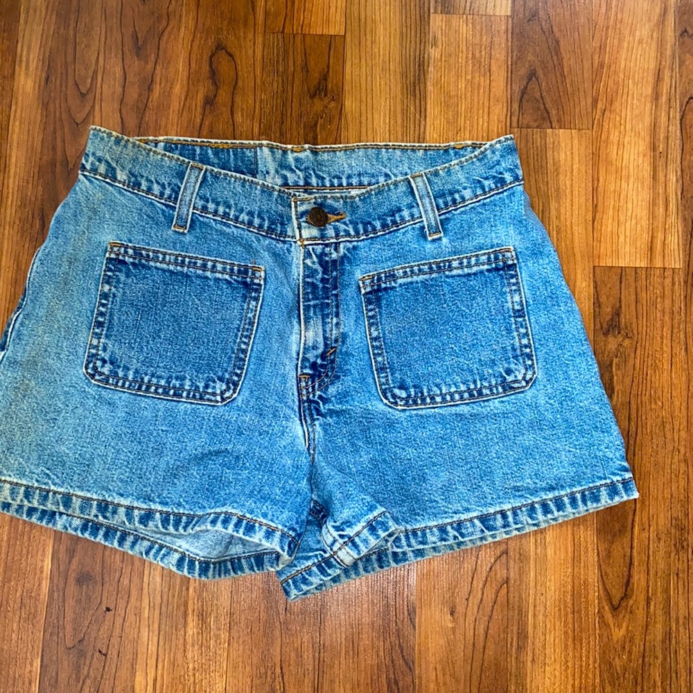 🌸🌸LEVIS SHORTS 🌸🌸 - Picture 3 of 9